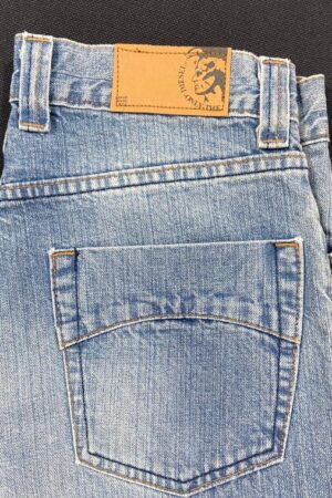 Pantalón de la marca Diesel, estilo recto