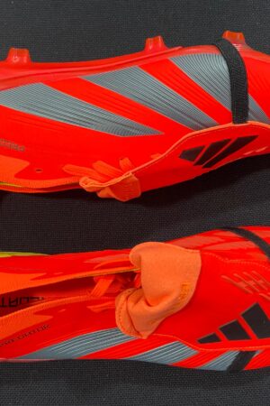 Tacos para futbol Adidas Predator naranja, y gris